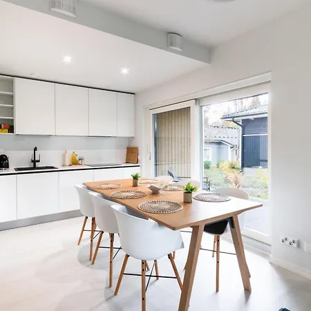 Brand New House With Four Bedrooms, Parking, Sauna, Patio Vakantiehuis *